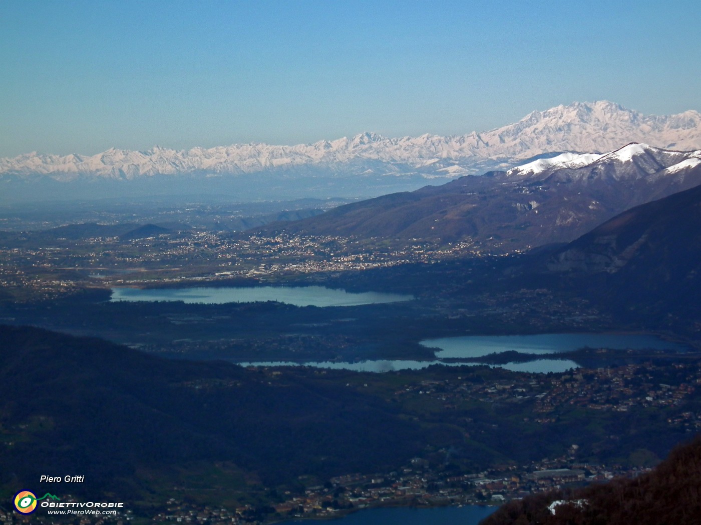 10 Dal Pertus i laghi di Annone e Pusiano e il Monte Rosa.JPG